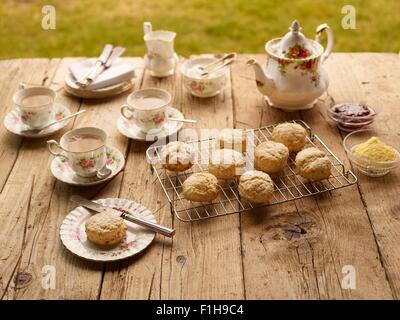 Table avec plateau de l'après-midi avec des scones frais avec de la confiture et de la crème caillée Banque D'Images