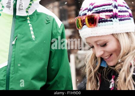 Mid adult woman wearing Knit hat, regardant vers le bas Banque D'Images