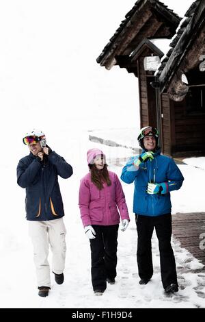 Trois amis wearing skiwear Banque D'Images