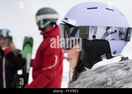 Femme portant un casque et lunettes de ski Banque D'Images