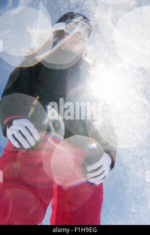 Woman wearing skiwear en plein soleil, low angle Banque D'Images