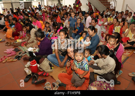 Phnom Penh, Cambodge. 2Nd Sep 2015. Les parents amènent leurs enfants de recevoir des services médicaux à l'hôpital Kantha Bopha à Phnom Penh, capitale du Cambodge, le 2 septembre 2015. Le Premier ministre cambodgien Hun Sen a déclaré mercredi que le gouvernement a décidé d'offrir 2 millions de dollars américains supplémentaires par an à partir de 2015 au royaume de l'hôpital Kantha Bopha, ce qui porte la contribution annuelle à l'hôpital à environ 10 millions de dollars américains. Credit : Sovannara/Xinhua/Alamy Live News Banque D'Images