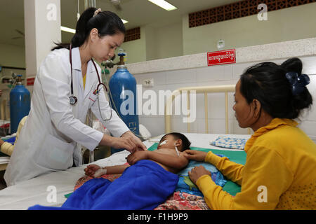 Phnom Penh, Cambodge. 2Nd Sep 2015. Un médecin examine un enfant à l'hôpital Kantha Bopha à Phnom Penh, capitale du Cambodge, le 2 septembre 2015. Le Premier ministre cambodgien Hun Sen a déclaré mercredi que le gouvernement a décidé d'offrir 2 millions de dollars américains supplémentaires par an à partir de 2015 au royaume de l'hôpital Kantha Bopha, ce qui porte la contribution annuelle à l'hôpital à environ 10 millions de dollars américains. Credit : Sovannara/Xinhua/Alamy Live News Banque D'Images