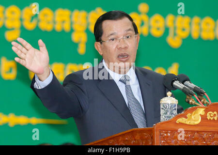 Phnom Penh, Cambodge. 2Nd Sep 2015. Le Premier ministre cambodgien Hun Sen, lors de la conférence de l'Association des anciens combattants au Cambodge à Phnom Penh, capitale du Cambodge, le 2 septembre 2015. Le Premier ministre cambodgien Hun Sen a déclaré mercredi que le gouvernement a décidé d'offrir 2 millions de dollars américains supplémentaires par an à partir de 2015 au royaume de l'hôpital Kantha Bopha, ce qui porte la contribution annuelle à l'hôpital à environ 10 millions de dollars américains. Credit : Sovannara/Xinhua/Alamy Live News Banque D'Images