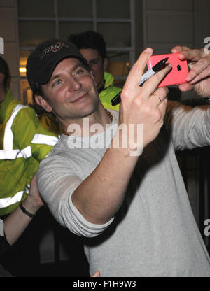 Londres, Royaume-Uni, 26 mai 2015 : Bradley Cooper rencontre des fans à l'extérieur du Theatre Royal Haymarket, après avoir joué "L'Elephant Man' Banque D'Images