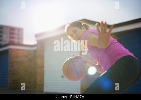 Joueur de basket-ball féminin mature défense pratique Banque D'Images