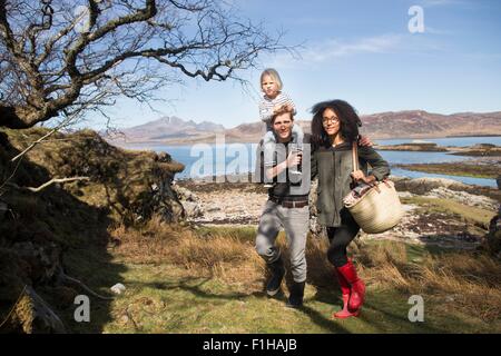 Marcher sur la famille, le père exerçant son fils sur les épaules, le Loch Eishort, île de Skye, Écosse Banque D'Images