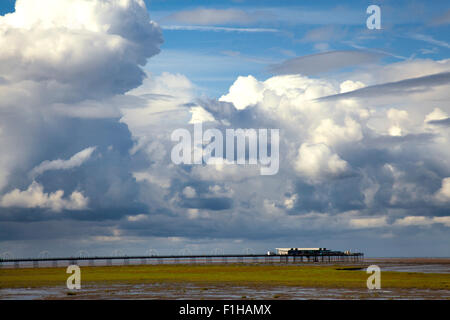 Southport, Merseyside, UK 2 Septembre, 2015. Météo britannique. Curieux de Cumulonimbus Formations. Cumulonimbus, du Latin cumulus ("heap') et Nimbus ('averse', 'storm' cloud), est un imposant nuage dense vertical associé aux orages et instabilité atmosphérique, formant à partir de la vapeur d'eau effectuées par de puissants courants d'air vers le haut. Banque D'Images