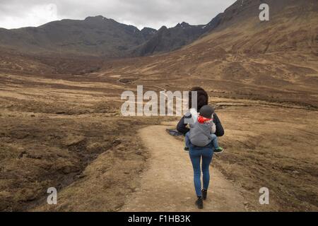 Fils mère portant en écharpe, Conte de piscines, près de Glenbrittle, île de Skye, Hébrides, Ecosse Banque D'Images