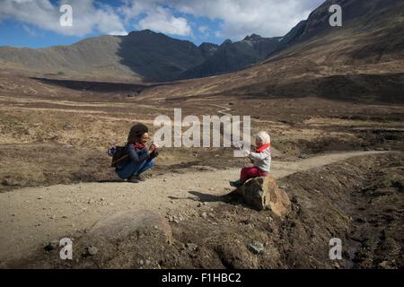 Mère de prendre photo de fils, contes de piscines, île de Skye, Hébrides, Ecosse Banque D'Images