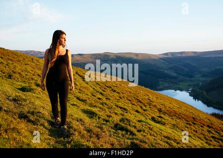 Jeune femme se promenant, réservoir à Glyn Collwn Talybont valley, Brecon Beacons, Powys, Wales Banque D'Images