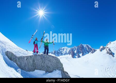 Les skieurs masculins et féminins jusqu'holding skis sur le massif du Mont Blanc, Graian Alps, France Banque D'Images