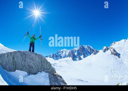 La skieuse de sexe masculin jusqu'à la tenue de ski massif du Mont Blanc, Graian Alps, France Banque D'Images