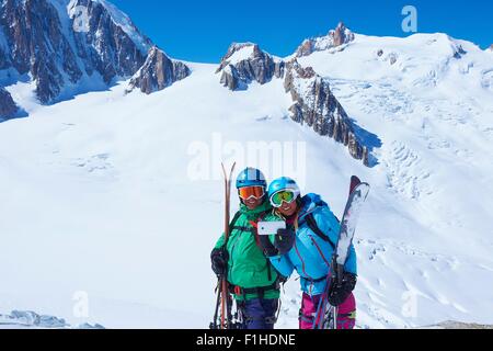 Les skieurs masculins et féminins en tenant selfies smartphone sur le massif du Mont Blanc, Graian Alps, France Banque D'Images