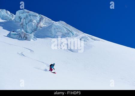 Skieur femelle en descente sur le massif du Mont Blanc, Graian Alps, France Banque D'Images