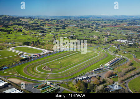 Pukekohe Park Raceway avec moteur et les circuits de course de chevaux, Pukekohe, South Auckland, île du Nord, Nouvelle-Zélande - vue aérienne Banque D'Images