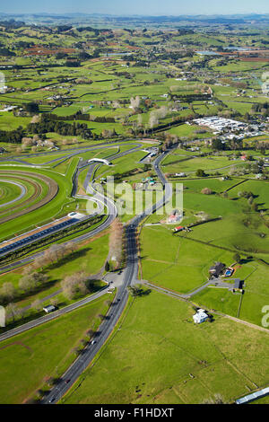 Pukekohe Park Raceway avec moteur et les circuits de course de chevaux, Pukekohe, South Auckland, île du Nord, Nouvelle-Zélande - vue aérienne Banque D'Images