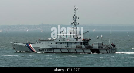 AJAXNETPHOTO. - 05 mai, 2014. PORTSMOUTH, Angleterre. - Patrouilleur FORCE FRONTIÈRE CHERCHEUR HMC QUITTER LE PORT. PHOTO:TONY HOLLAND/AJAX REF:859S SRD140505 Banque D'Images