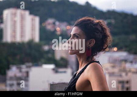 Portrait de profil de la mode mannequin portant robe noire et jusqu'à la Banque D'Images