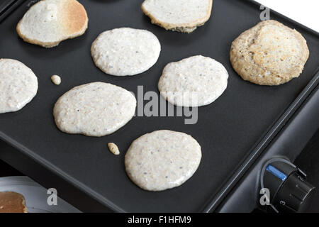 Pancakes avoine cuisson sur barbecue électrique, gros plan Banque D'Images