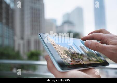 Man using digital tablet, focus sur les mains, de Hong Kong, Chine Banque D'Images