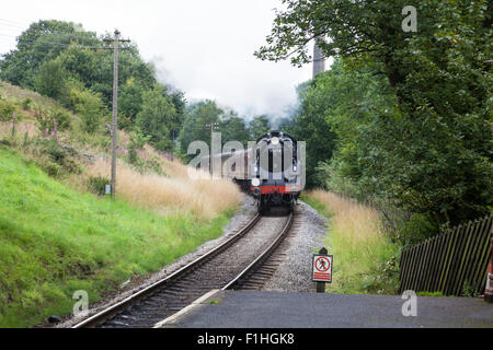 British Railways BR 4-6-0 standard locomotive vapeur 75078 sur la station d'approches Haworth Keighley & Worth Valley Railway Banque D'Images