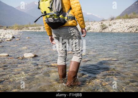 Portrait young male hiker traversant la rivière Toce, Noci, Verbania, Piemonte, Italie Banque D'Images