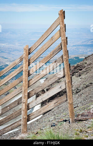 Détail d'une clôture pour le contrôle de la neige en haute montagne Banque D'Images