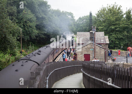 Train à vapeur britannique s'arrêtant à Haworth, dans le West Yorkshire pour collecter des passagers sur le chemin de fer de la vallée d'une valeur de Keighley et Banque D'Images