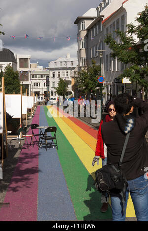 La fierté de Reykjavik - Skólavörðustígur street a été peint dans des couleurs arc-en-ciel dans le cadre du festival Gay Pride annuelle Banque D'Images