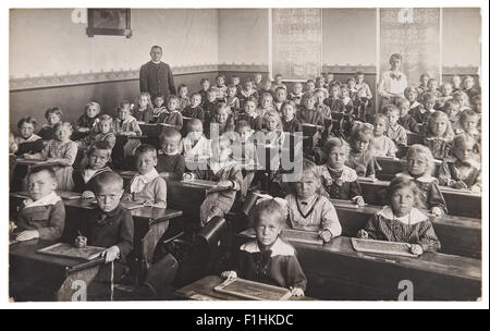 Groupe d'enfants et l'enseignant en salle de classe. Retro photo de classe dans l'école. Banque D'Images