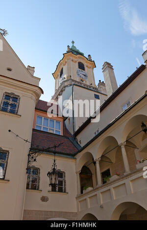 Beffroi (vers 1370) de l'Ancien hôtel de ville dans le centre historique de Bratislava, Slovaquie. Voir à partir de la cour intérieure du Musée de la ville Banque D'Images