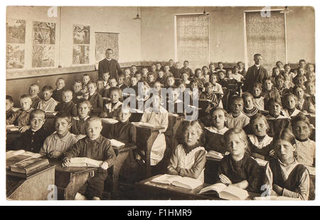 Retro photo de classe. Groupe d'enfants dans la classe. Banque D'Images