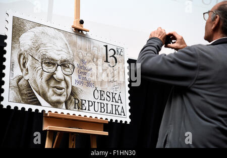 Présentation du timbre-poste dédié à Sir Nicholas Winton, qui ont contribué à sauver de nombreux enfants juifs de la République tchèque les persécutions nazies, à Prague, en République tchèque, le 2 septembre 2015. (CTK Photo/Roman Vondrous) Banque D'Images