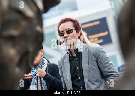 Berlin, Allemagne. 2Nd Sep 2015. L'artiste chinois Xu Hongfei se trouve dans le 'Lustgarten' ('jardin de plaisir') à Berlin, Allemagne, 2 septembre 2015. Hongfei's open air exposition 'Chubby femmes" a été ouverte le même jour dans l'après-midi. Plusieurs de ses œuvres s'affiche autour de la ville (surtout la Potsdamer Platz) jusqu'au 13 septembre 2015. Dpa : Crédit photo alliance/Alamy Live News Banque D'Images
