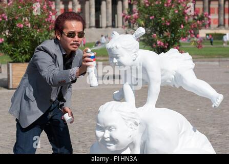 Berlin, Allemagne. 2Nd Sep 2015. L'artiste chinois Xu Hongfei donne sa sculpture 'enfantin' la touche finale, dans le 'Lustgarten' ('jardin de plaisir') à Berlin, Allemagne, 2 septembre 2015. Hongfei's open air exposition 'Chubby femmes" a été ouverte le même jour dans l'après-midi. Plusieurs de ses œuvres s'affiche autour de la ville (surtout la Potsdamer Platz) jusqu'au 13 septembre 2015. Dpa : Crédit photo alliance/Alamy Live News Banque D'Images