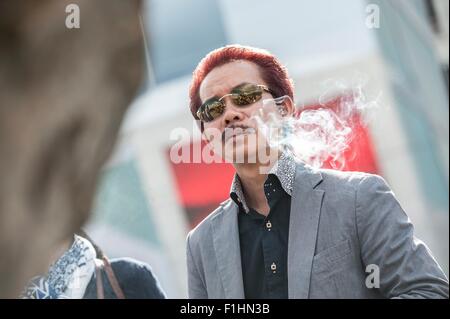 Berlin, Allemagne. 2Nd Sep 2015. L'artiste chinois Xu Hongfei se trouve dans le 'Lustgarten' ('jardin de plaisir') à Berlin, Allemagne, 2 septembre 2015. Hongfei's open air exposition 'Chubby femmes" a été ouverte le même jour dans l'après-midi. Plusieurs de ses œuvres s'affiche autour de la ville (surtout la Potsdamer Platz) jusqu'au 13 septembre 2015. Dpa : Crédit photo alliance/Alamy Live News Banque D'Images