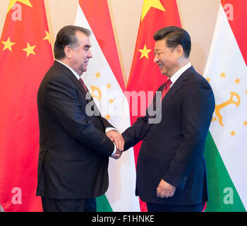 Beijing, Chine. 2Nd Sep 2015. Le président chinois Xi Jinping (R) rencontre avec le Président du Tadjikistan Emomali Rahmon à Beijing, capitale de Chine, le 2 septembre 2015. Credit : Wang Ye/Xinhua/Alamy Live News Banque D'Images