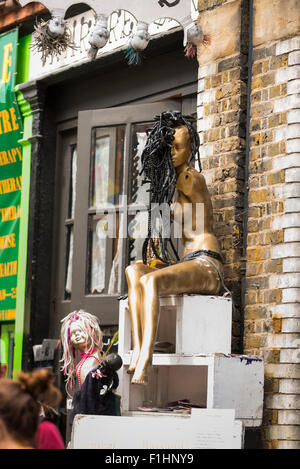 Londres Camden Town , Équitation , vieux marché d'or femme mannequin cheveux noir à vendre Banque D'Images