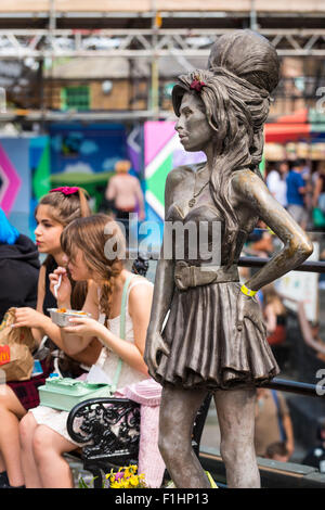 , Londres Camden Town , statue en bronze sculpture memorial Grammy award winning singer song writer local Amy Winehouse 1983 - 2011 Banque D'Images