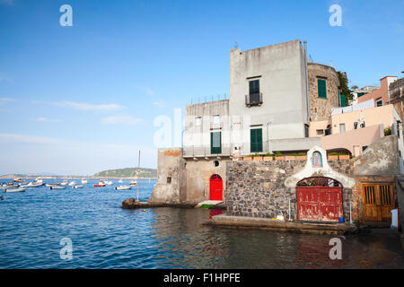 Paysage de la Côte d'Ischia Porto avec de vieilles maisons vivant sur la côte Banque D'Images