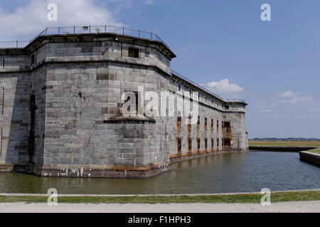 Fort Delaware vu du côté droit du port sally, avec douves. Banque D'Images