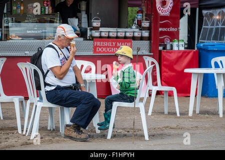 Tarrant Hinton, Blandford, Royaume-Uni. 2 Septembre, 2015. Bénéficiant d'une glace à la Great Dorset Steam Fair. Crédit : Paul Chambers/Alamy Live News Banque D'Images