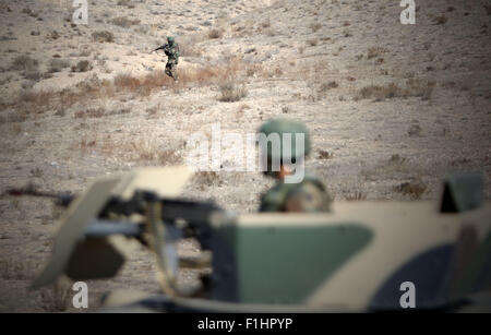 Kaboul, Afghanistan. 2Nd Sep 2015. Les soldats de l'armée nationale afghane, prendre part à une formation militaire dans un centre de formation à la périphérie de Kaboul, Afghanistan, le 2 septembre 2015. © Ahmad Massoud/Xinhua/Alamy Live News Banque D'Images