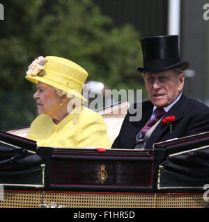 ASCOT, Angleterre - le 19 juin : La Reine Elizabeth II et le Prince Philip arrivent pour quatre jours de Royal Ascot à Ascot Racecourse le 19 juin Banque D'Images