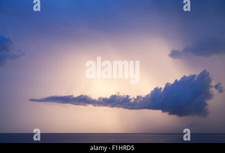 Plus de cloudscape coloré spectaculaire mer Méditerranée, matin d'été le fond de ciel Banque D'Images