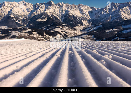 Prêt parfait ski de belles Alpes autrichiennes pour vacances d'hiver. Banque D'Images