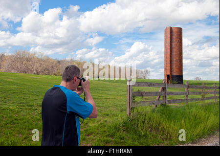 Photographe de prendre une photo d'une vieille tuile inutilisée en silo vallée de Shenandoah, en Virginie, USA. Banque D'Images