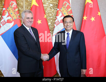 Beijing, Chine. 2Nd Sep 2015. Le Premier ministre chinois Li Keqiang (R) rencontre avec le président serbe, Tomislav Nikolic à Beijing, capitale de Chine, le 2 septembre 2015. Credit : Pang Xinglei/Xinhua/Alamy Live News Banque D'Images