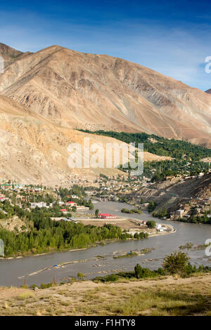 L'Inde, le Jammu-et-Cachemire, Ladakh, Kargil ville sur les banques du fleuve d'Uruk (CHU) de l'Indus Banque D'Images